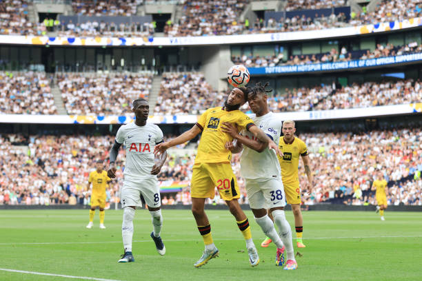 内维尔：利物浦的替补球员没帮上忙，中场很分散到处都是空当.